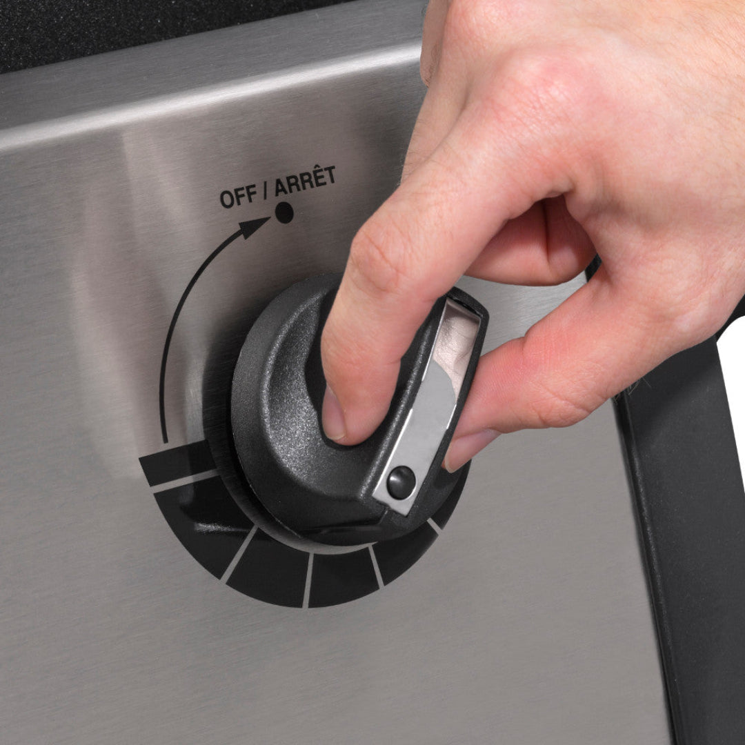 Control knob, Broil King Signet, close-up of heat control dial being turned to adjust grill temperature