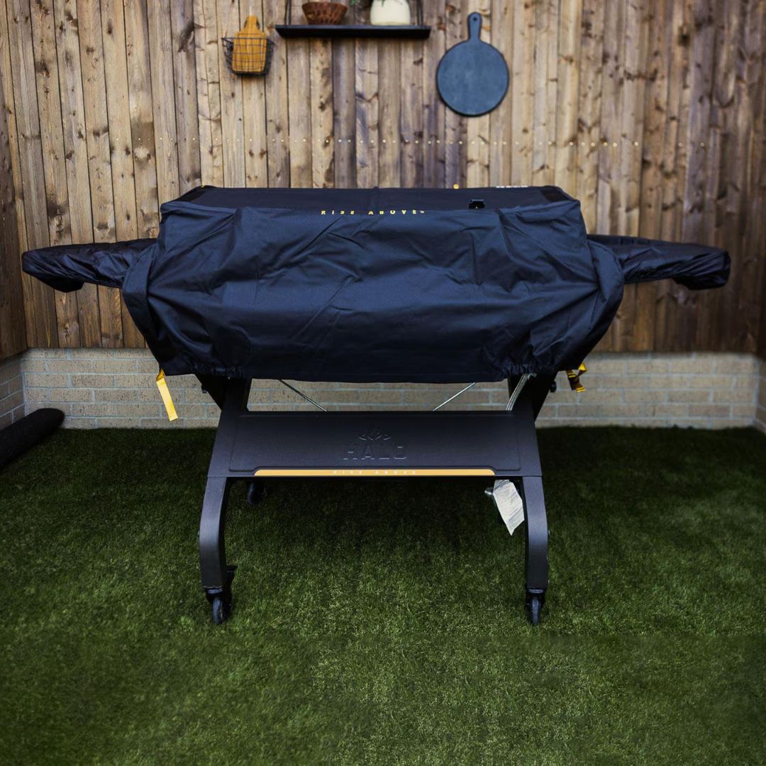 HALO Elite 4B black weather-resistant griddle cover (HZ-5001) fitted over griddle and side tables, elasticized hem with yellow pull tabs