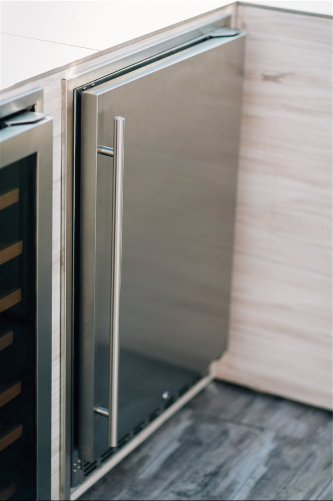 Vine & Flame 125-TF-RFR-24D 24-inch stainless steel undercounter built-in outdoor kitchen refrigerator, single-door with tubular bar handle