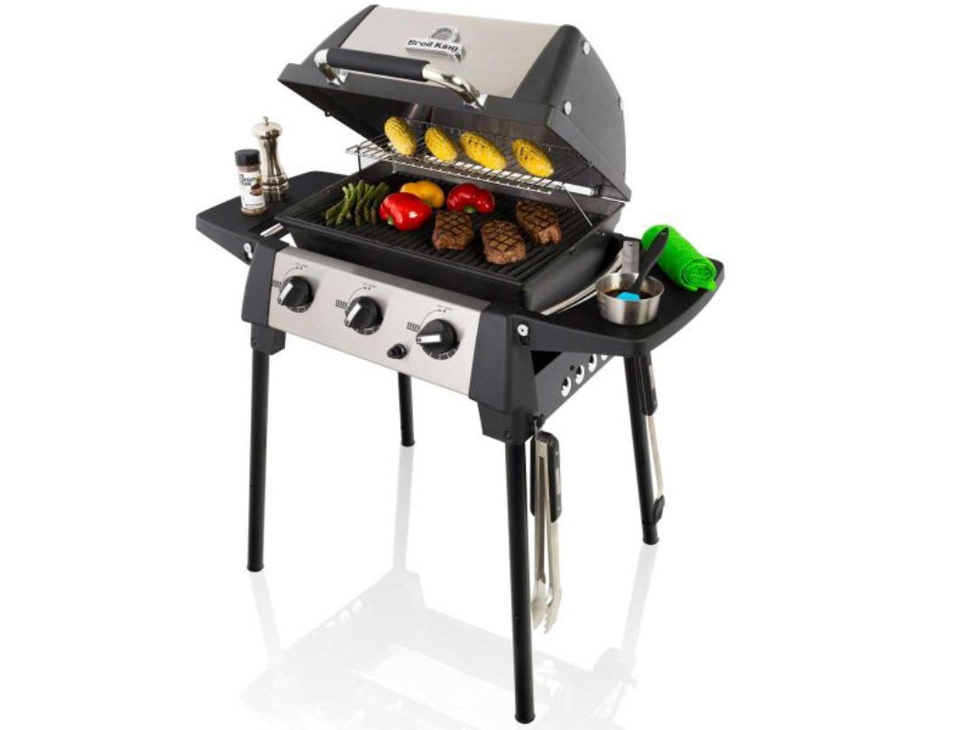 GFE75 stainless steel drop-in flat-top griddle insert for outdoor kitchen, built-in gas griddle with hood and dual control knobs cooking steak and sautéed peppers and mushrooms
