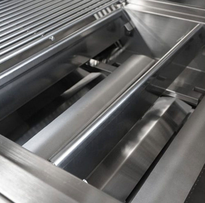 Broilmaster B-Series 32-inch 4-burner stainless steel propane grill interior close-up of burner tubes, stainless steel flame tamers and cooking grates BSB324NLN